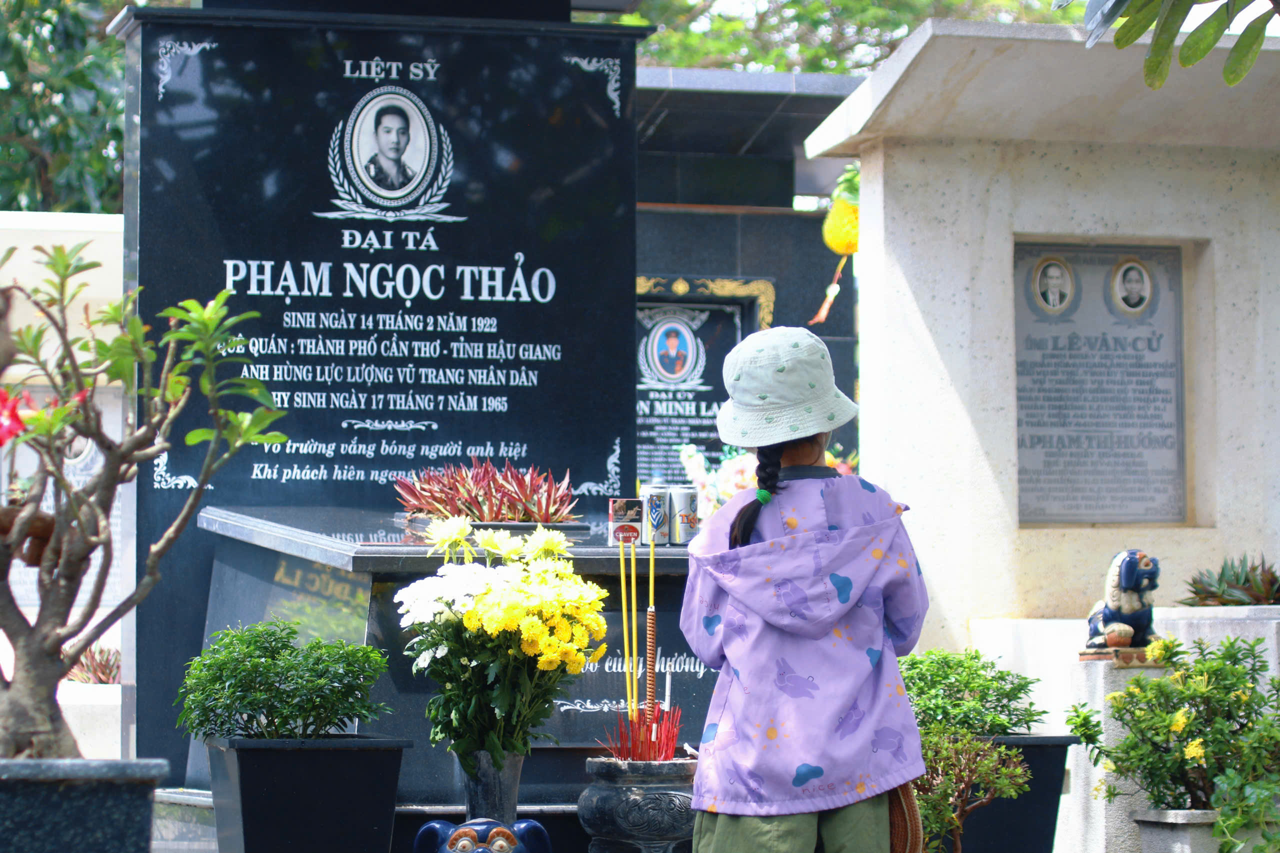 Nhiều người trẻ lựa chọn tưởng nhớ người có công tại Nghĩa trang TP.HCM - 6