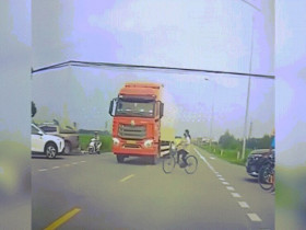 Clip: Thản nhiên đạp xe qua ngã tư, người phụ nữ suýt bị xe tải 
