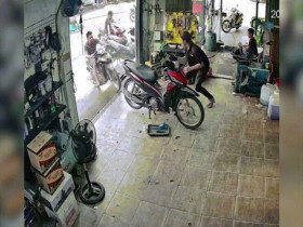 Clip: Đúng người đúng thời điểm, màn “đi sửa xe” nhanh gọn đến ngỡ ngàng
