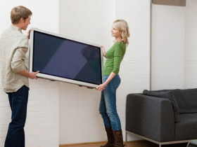 Những rủi ro khiến đặt TV trên kệ đôi khi tốt hơn treo lên tường