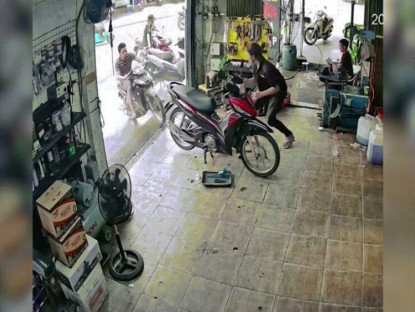 Giao thông - Clip: Đúng người đúng thời điểm, màn “đi sửa xe” nhanh gọn đến ngỡ ngàng