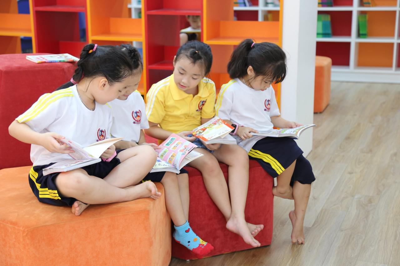 Để học sinh mê đọc sách truyền thống - 2