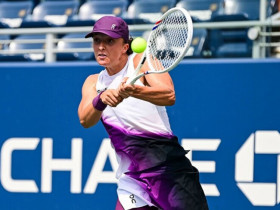 Nóng rực tennis US Open: Swiatek thắng áp đảo, Osaka vượt khó