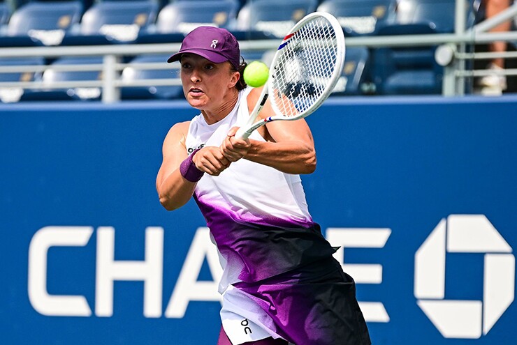 Nóng rực tennis US Open: Swiatek thắng áp đảo, Osaka vượt khó - 1