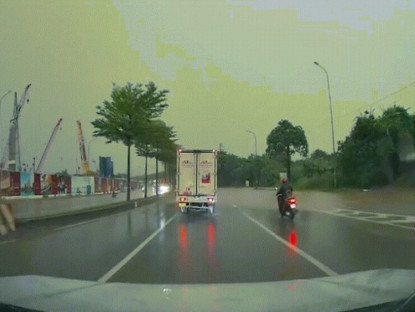 Giao thông - Clip: Phóng xe máy thật nhanh qua đường ngập để tránh chết máy và kết bất ngờ