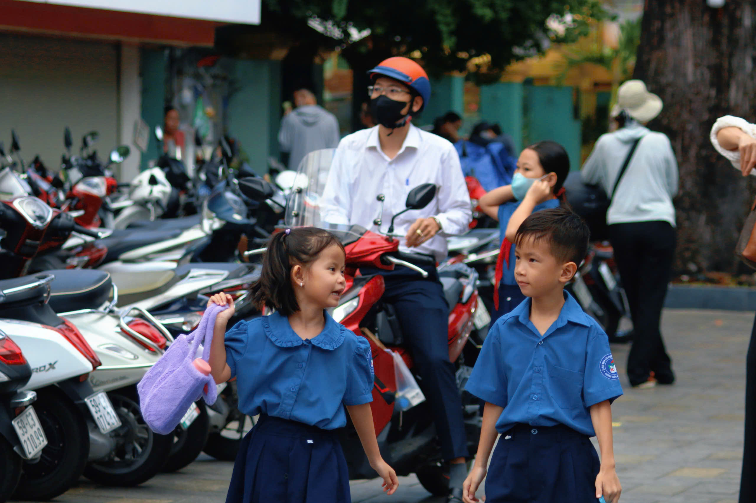 TP.HCM: Phường Sài Gòn đồng loạt khai giảng năm học mới, nhiều phụ huynh kỳ vọng vào năm học mới - 7