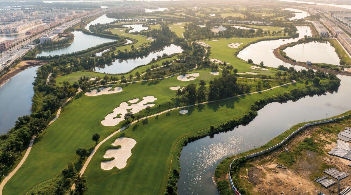 Một ngày sống chất thượng lưu trên đảo Vũ Yên: Sáng cưỡi ngựa, chiều chơi golf, tối mở tiệc trên du thuyền - 1
