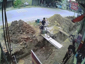 Clip: Phi xe qua đường tạm, người đàn ông rơi thẳng xuống cống