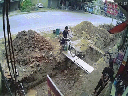 Giao thông - Clip: Phi xe qua đường tạm, người đàn ông rơi thẳng xuống cống