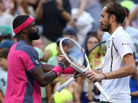 Nóng bóng tennis US Open: Tiafoe thắng 2 loạt tie-break để loại Medvedev