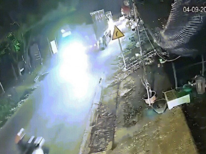Giao thông - Clip: Xe máy lao như bay, đâm đuôi xe tải rồi ngã văng xuống đường