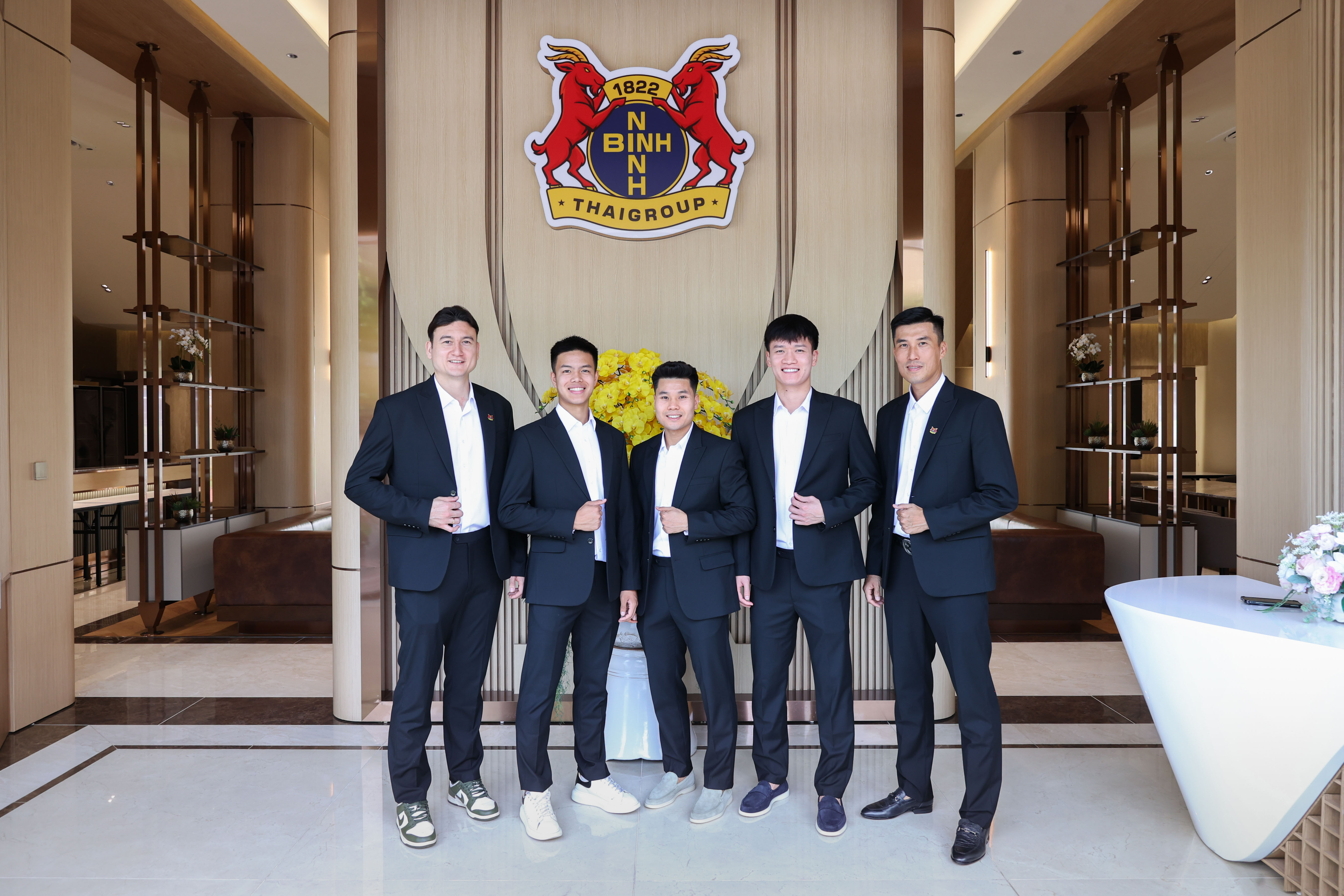 OWEN bắt tay Ninh Bình FC, visual Quả bóng vàng Hoàng Đức gây chú ý - 5