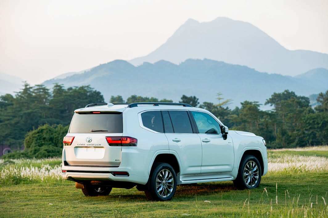 Toyota Land Cruiser 300 HEV công bố giá bán từ 4,7 tỷ đồng - 2