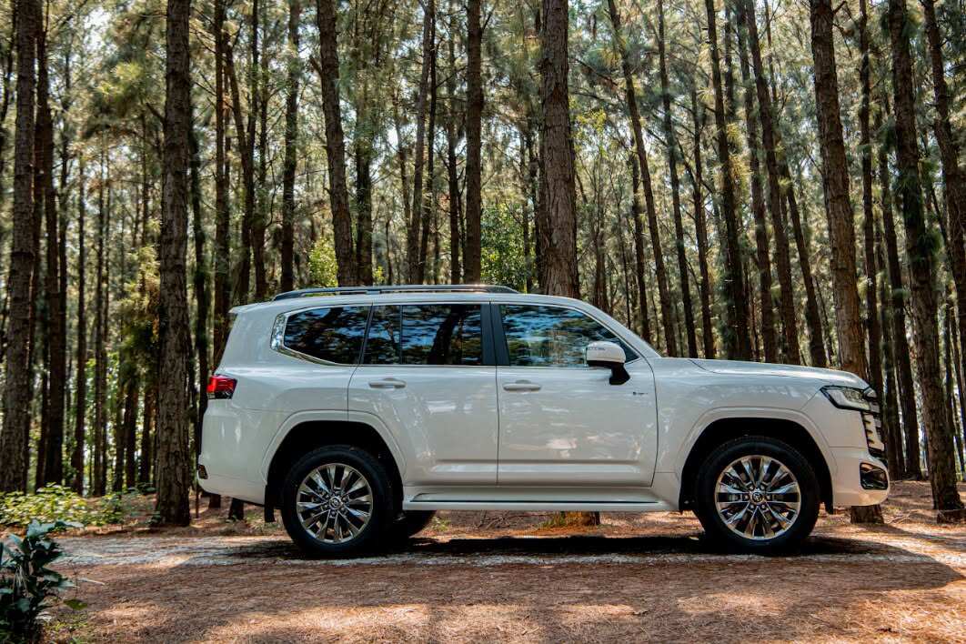 Toyota Land Cruiser 300 HEV công bố giá bán từ 4,7 tỷ đồng - 3