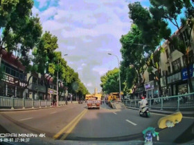 Clip: Xe máy điện lao thẳng lên sàn xe cứu hộ như chỗ không người