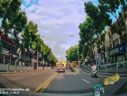 Giao thông - Clip: Xe máy điện lao thẳng lên sàn xe cứu hộ như chỗ không người