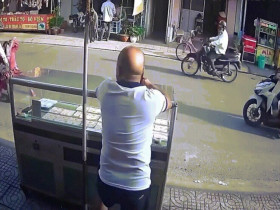 Clip: Xe máy điện lao tới, người đàn ông có pha né xe khiến ai cũng bật cười