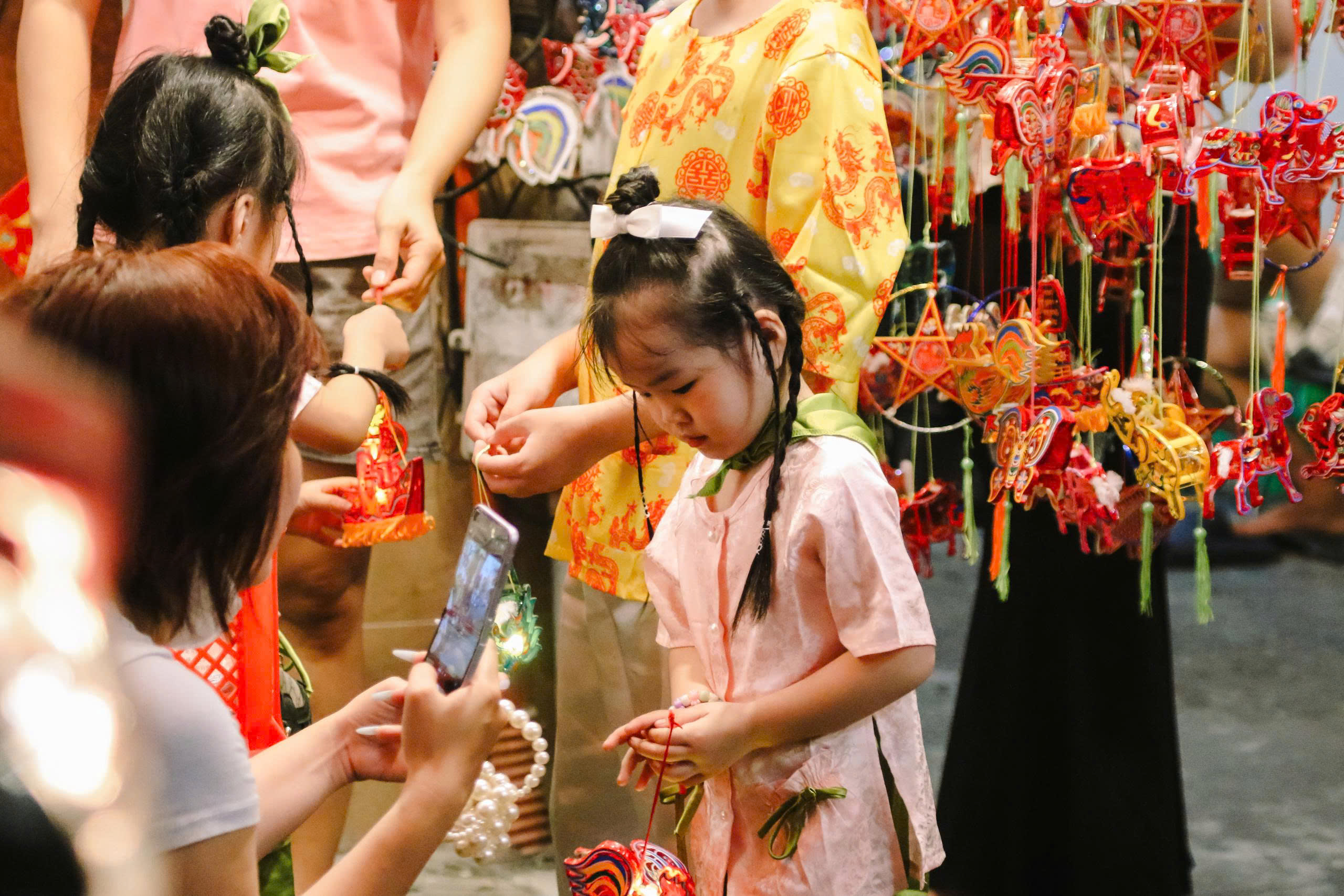 TP.HCM: Những con phố lồng đèn sáng đèn chờ khách - 7