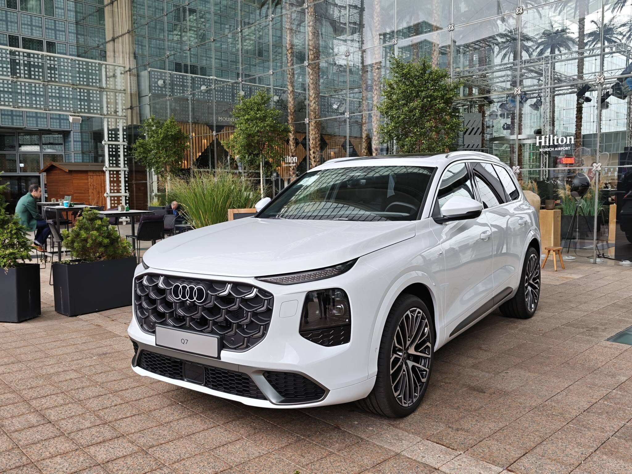 Bắt gặp xe Audi Q7 mới trên đường phố châu Âu - 1