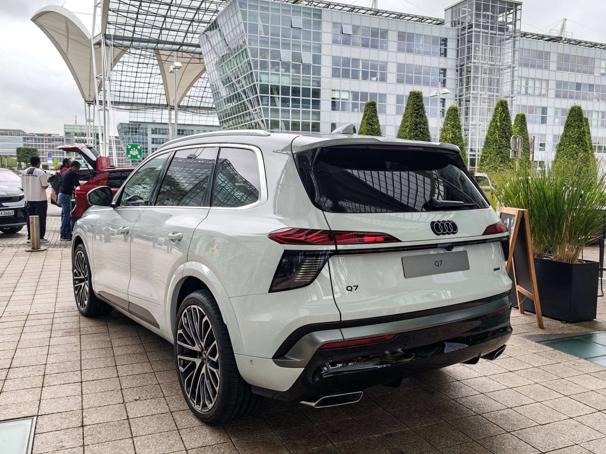Bắt gặp xe Audi Q7 mới trên đường phố châu Âu - 2