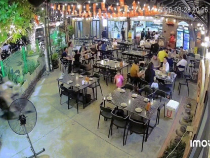 Giao thông - Clip: Xe đạp lao thẳng vào quán ăn, cô gái có màn “chữa ngượng” khiến ai cũng bật cười