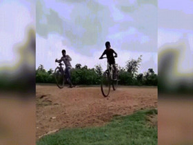 Clip: Thả hai tay đi xe đạp, cậu bé ngã đau rồi lĩnh thêm cú “bồi” từ bạn