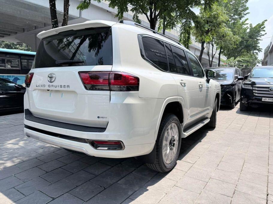 Chi tiết Toyota LC300 300 HEV mới, giá từ 4,73 tỷ đồng - 2