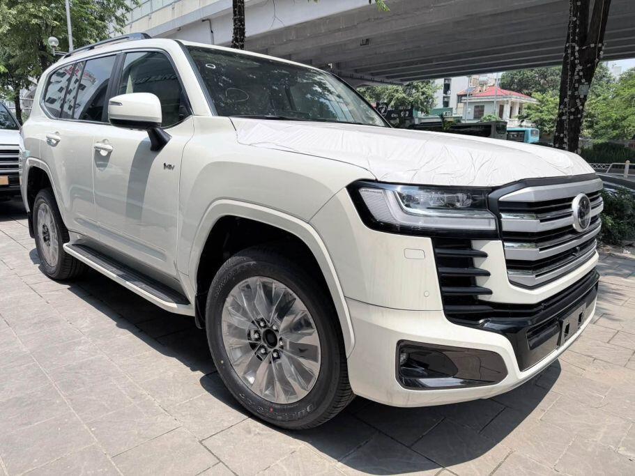 Chi tiết Toyota LC300 300 HEV mới, giá từ 4,73 tỷ đồng - 4