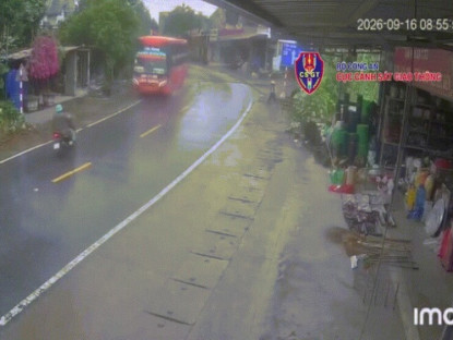 Giao thông - Clip: Xe máy lấn làn ôm cua trời mưa, thoát nạn trong gang tấc trước đầu xe khách