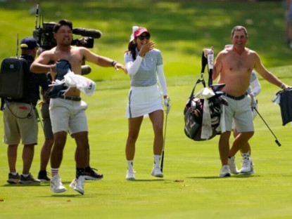 Thể thao - Mỹ nhân golf ghi điểm không tưởng, 2 người đàn ông phải "lột đồ" ngay giữa sân