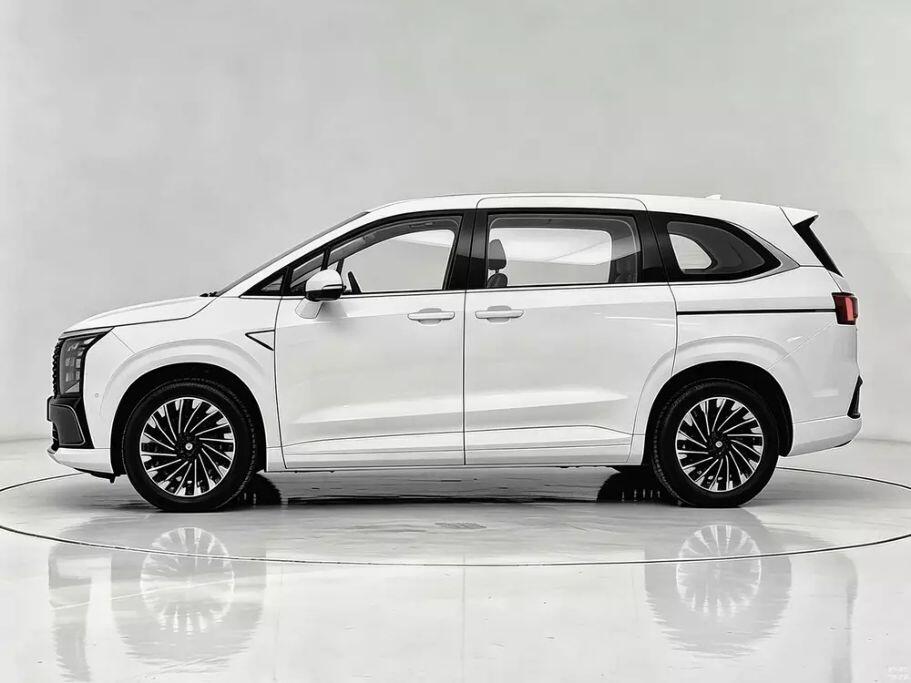 Xe MPV Hyundai Custin bản nâng cấp lộ diện - 2