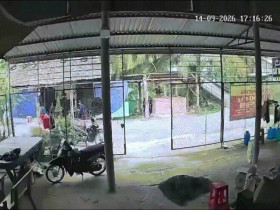 Clip: Xe máy phóng như bay, hạ gục hàng rào sắt trong tích tắc