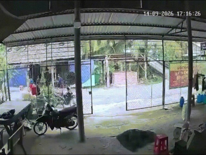 Giao thông - Clip: Xe máy phóng như bay, hạ gục hàng rào sắt trong tích tắc
