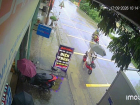 Clip: Cầm ô đi xe đạp điện, cô gái lao thẳng vào đuôi xe tải đang dừng