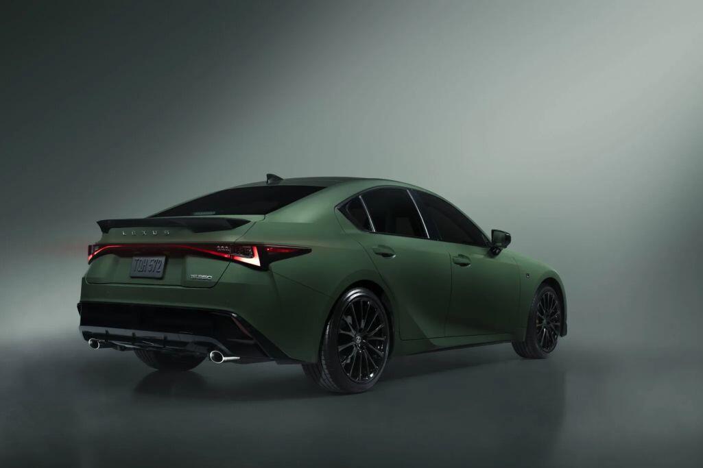 Lexus tung ra phiên bản giới hạn cho dòng xe IS - 2