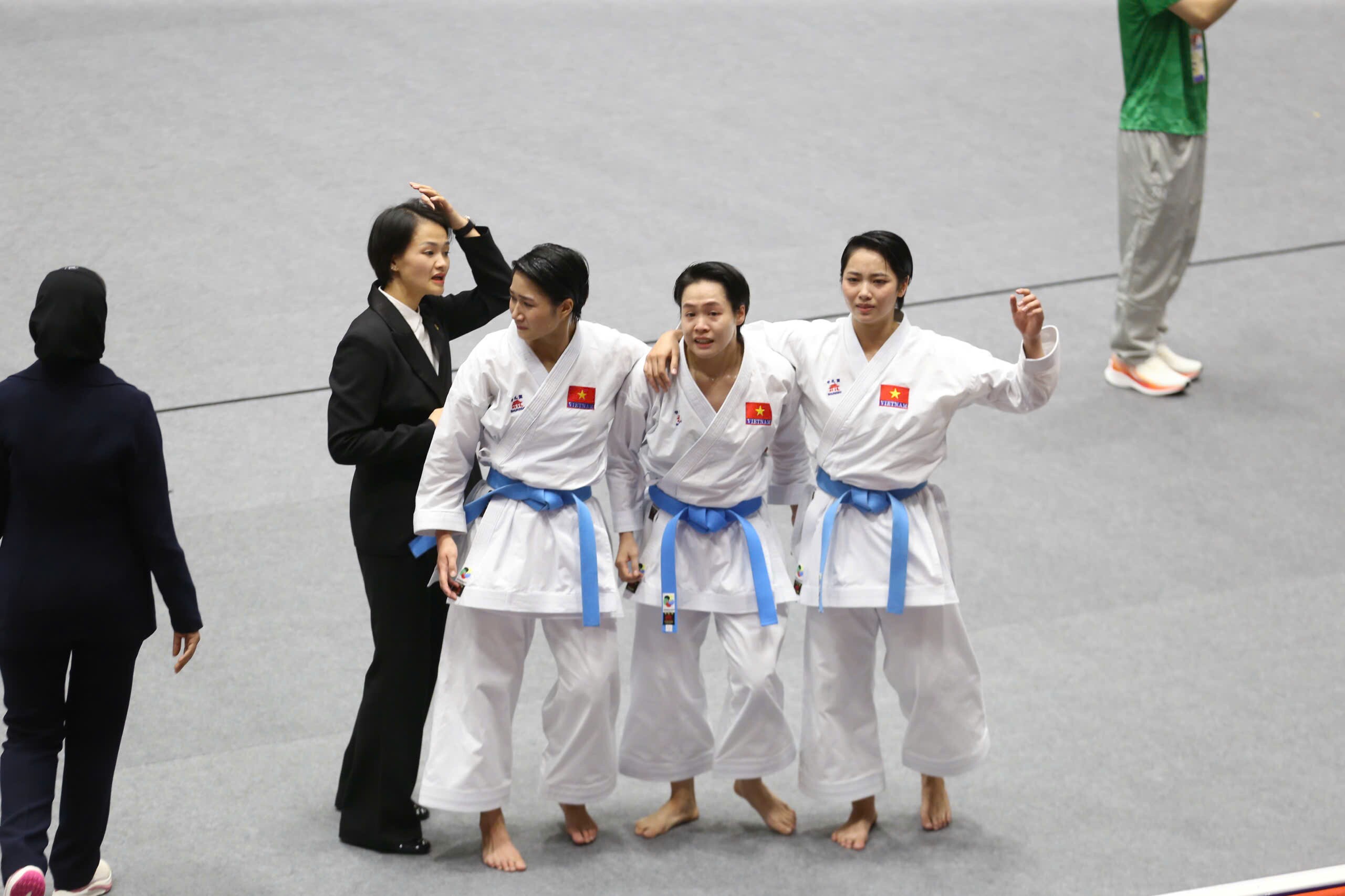 Karate Việt Nam ghi danh bảng vàng ASIAD: 3 hot girl thắng đậm Iran, ẵm HCV đầu tiên - 9