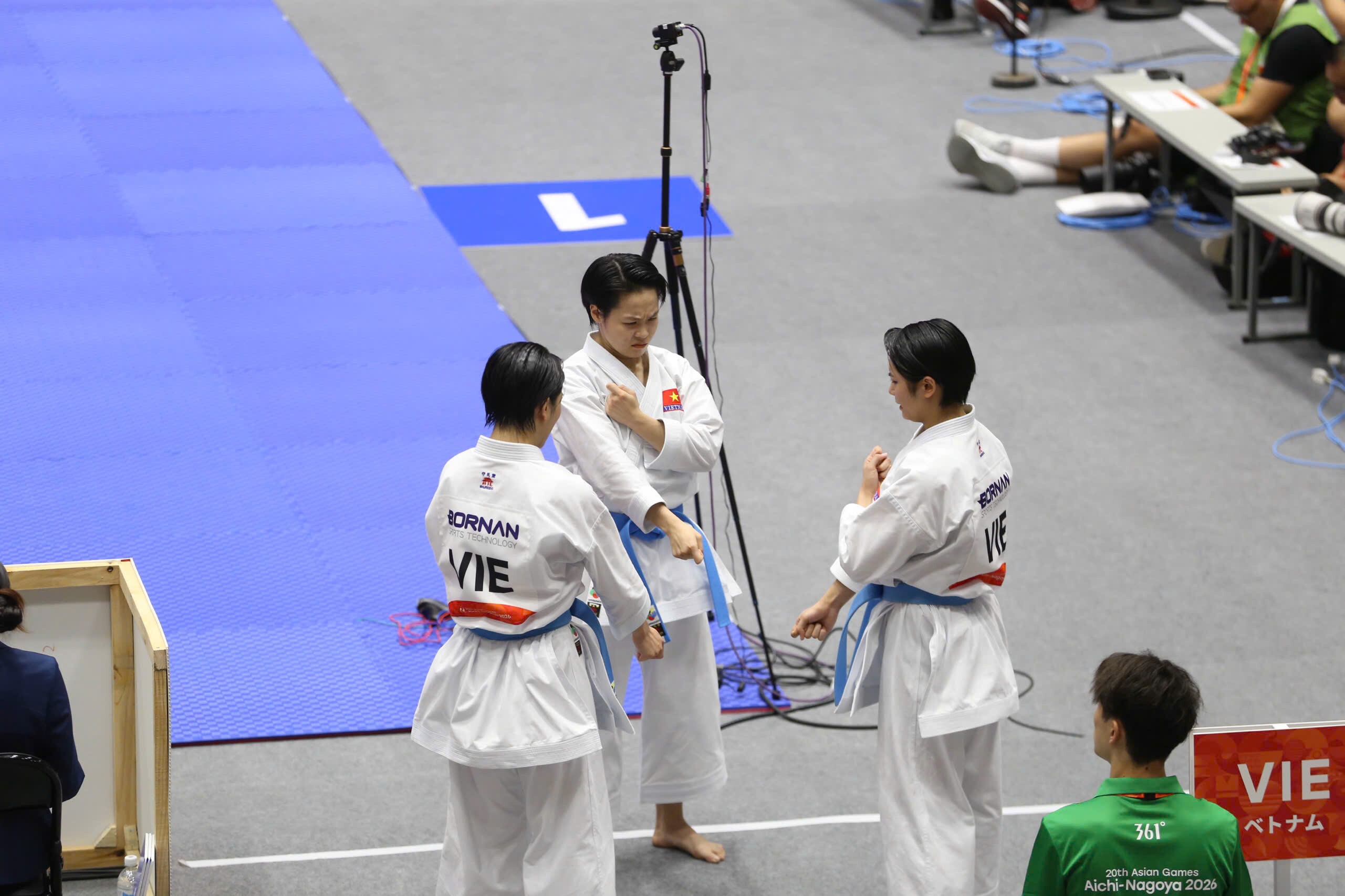 Karate Việt Nam ghi danh bảng vàng ASIAD: 3 hot girl thắng đậm Iran, ẵm HCV đầu tiên - 4