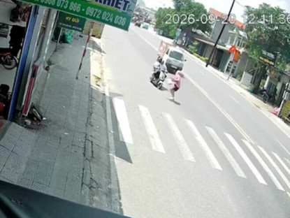 Giao thông - Clip: Xe máy điện lao như bay, đâm bay người phụ nữ đi bộ gần chục mét