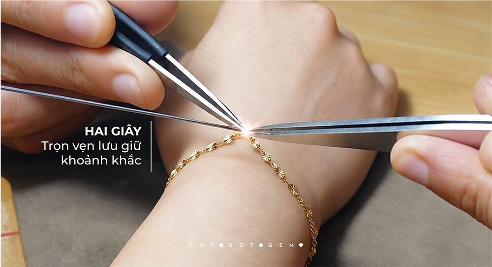 Hai giây nói lời yêu: Bí quyết ghi điểm 20/10 cho những anh chàng không rành trang sức - 5