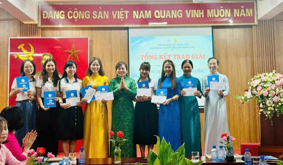Công đoàn Trường Mầm non Định Công: Trao giải cuộc thi “Viết về ngôi trường hạnh phúc” năm 2026 - 2