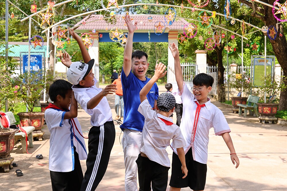 Trung thu và hành trình trao thêm cơ hội phát triển cho trẻ em khắp mọi miền - 1
