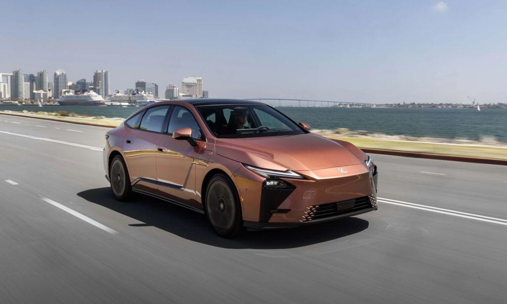 Lexus ES thế hệ mới chốt lịch ra mắt tại Việt Nam - 1