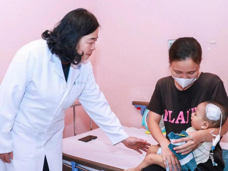 Xã hội - Chủ tịch Bùi Thị Minh Hoài thăm, tặng quà Trung thu cho các cháu thiếu nhi tại Bệnh viện Nhi Trung ương