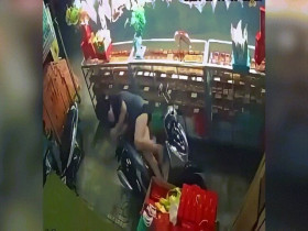 Clip: Nằm lướt điện thoại trên xe máy, cô gái khiến quầy bánh Trung thu tan hoang