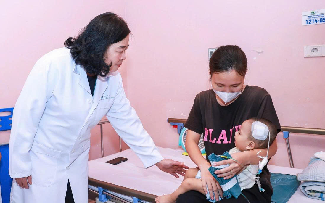 Chủ tịch Bùi Thị Minh Hoài thăm, tặng quà Trung thu cho các cháu thiếu nhi tại Bệnh viện Nhi Trung ương - 1