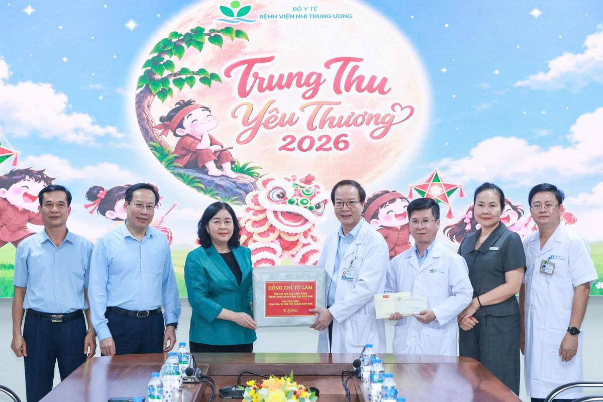 Chủ tịch Bùi Thị Minh Hoài thăm, tặng quà Trung thu cho các cháu thiếu nhi tại Bệnh viện Nhi Trung ương - 2