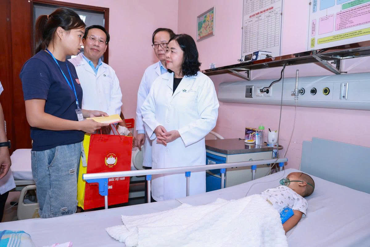 Chủ tịch Bùi Thị Minh Hoài thăm, tặng quà Trung thu cho các cháu thiếu nhi tại Bệnh viện Nhi Trung ương - 3