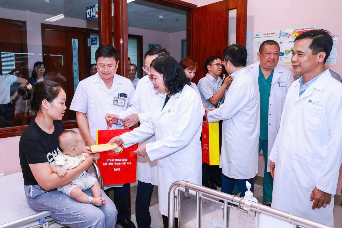 Chủ tịch Bùi Thị Minh Hoài thăm, tặng quà Trung thu cho các cháu thiếu nhi tại Bệnh viện Nhi Trung ương - 4