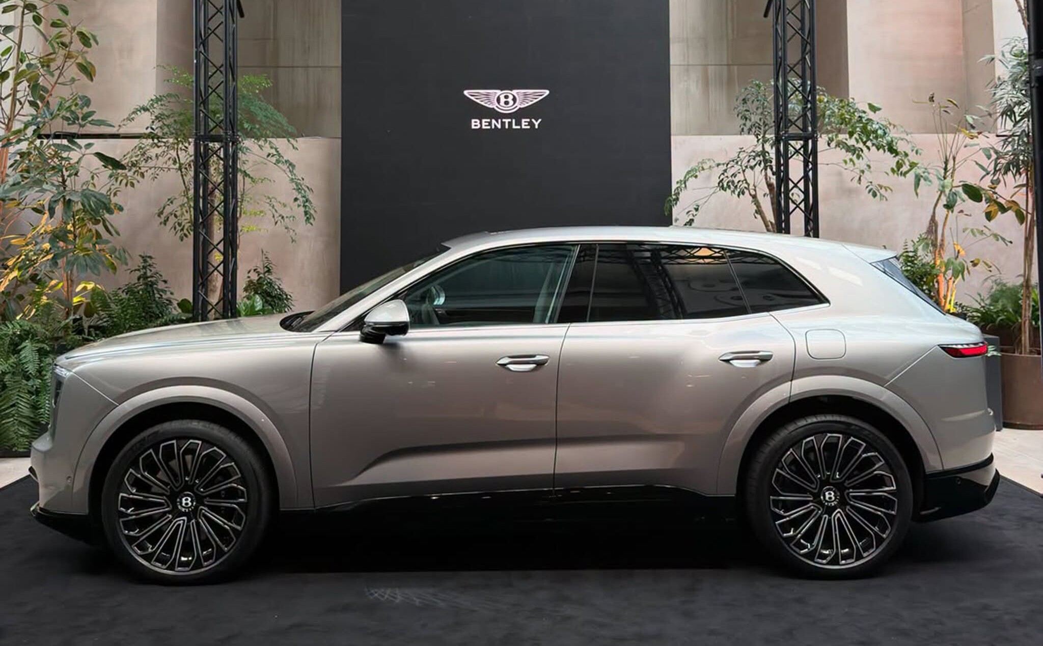 Bentley trình làng mẫu xe SUV điện siêu sang mới - 3