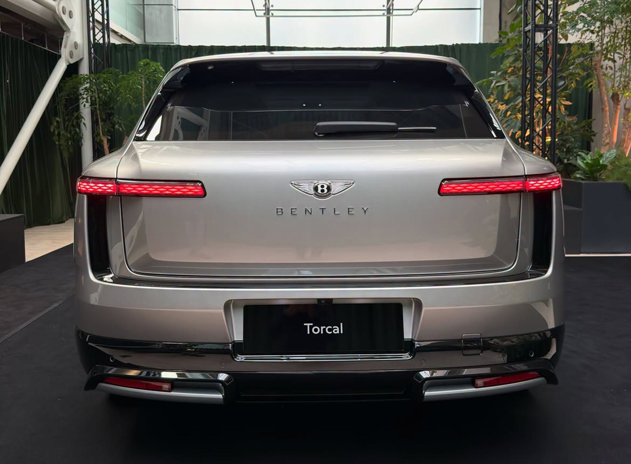 Bentley trình làng mẫu xe SUV điện siêu sang mới - 4